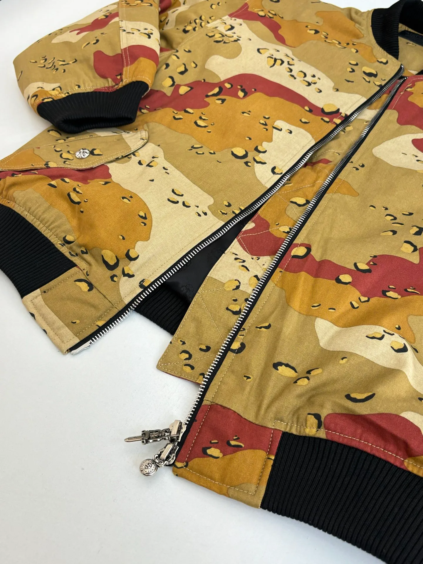 P1010 Chrome Heat*/CH Chrome Heat Camouflage Flight Jacket Cotton Jacket was purchased and developed by a Los Angeles agent for US$5,600. This model is made of custom-made military canvas fabric and is reproduced 1:1 according to the original model, with a piece of cloth printed camouflage pattern. The customization period for the chest sex pattern stamp is 20 days, the minimum order is 1800 pieces, and the color plate is matched. The hardware buckles are all made of electroplated 925 silver material, the weight is perfectly restored, and they are aged and oxidized to black. The back printing uses positioning screen glue printing, and the sleeve pockets are also positioned and opened by a template machine.  Size: M/L/XL/XXL